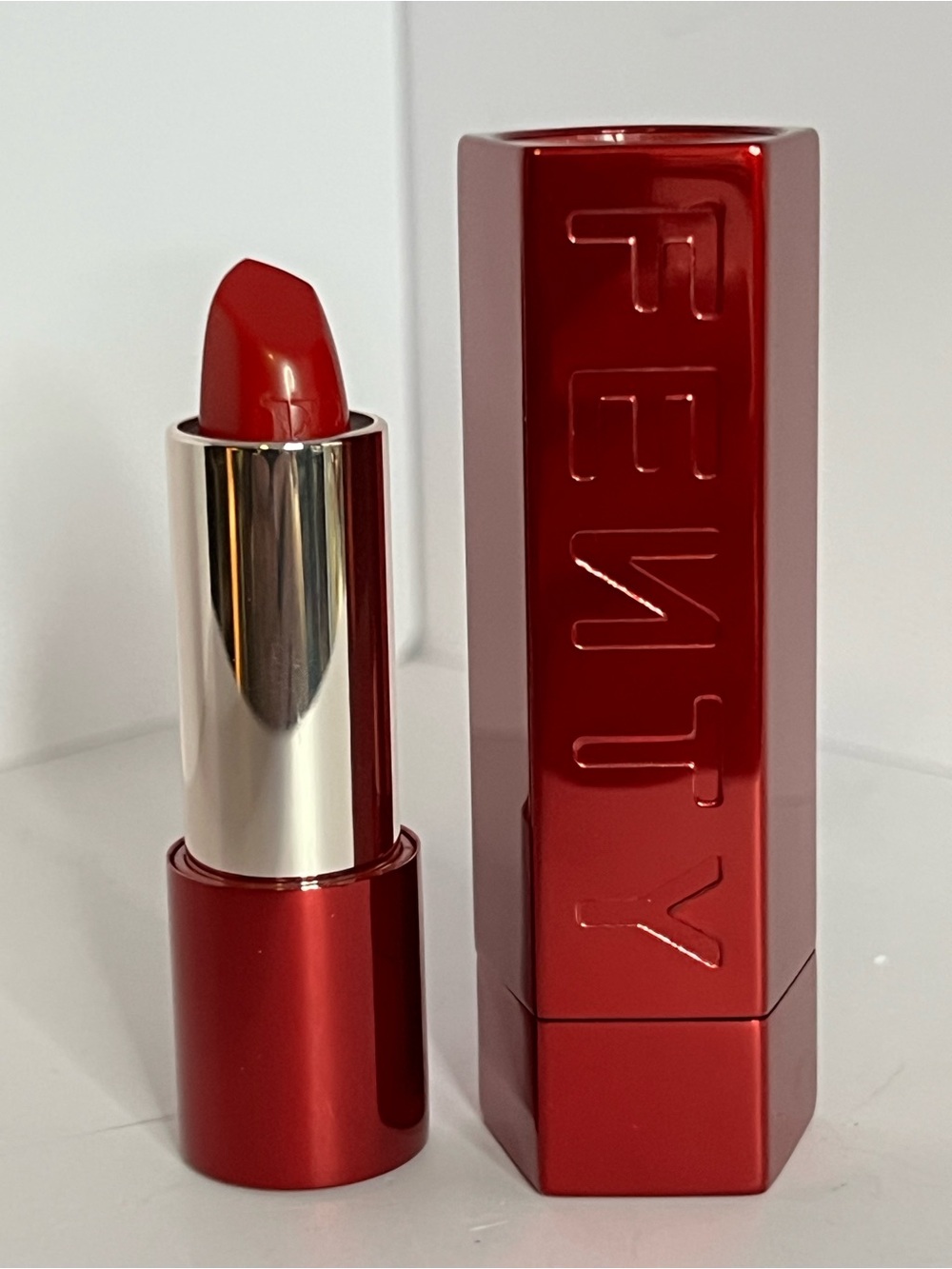 Fenty Beauty Red case Lipstick - Red